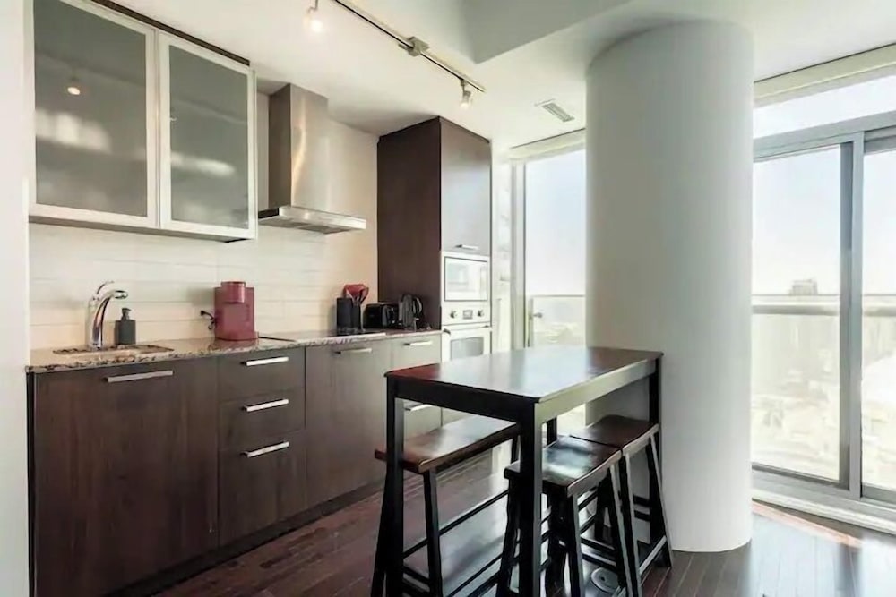 Фото Elegant Suites - Cn Tower & Lake View