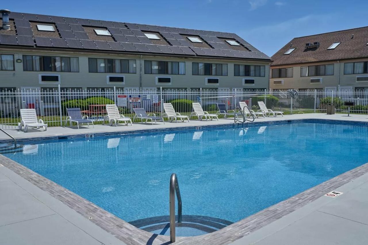 Фото Admiralty Inn & Suites