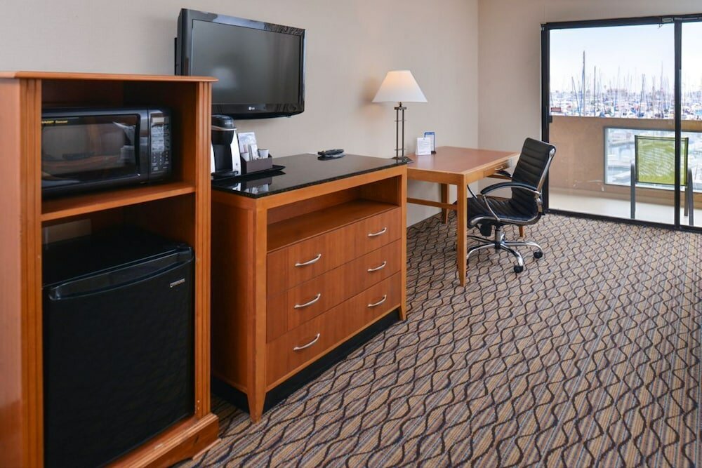 Фото Holiday Inn Express Hotel & Suites Ventura, an Ihg Hotel