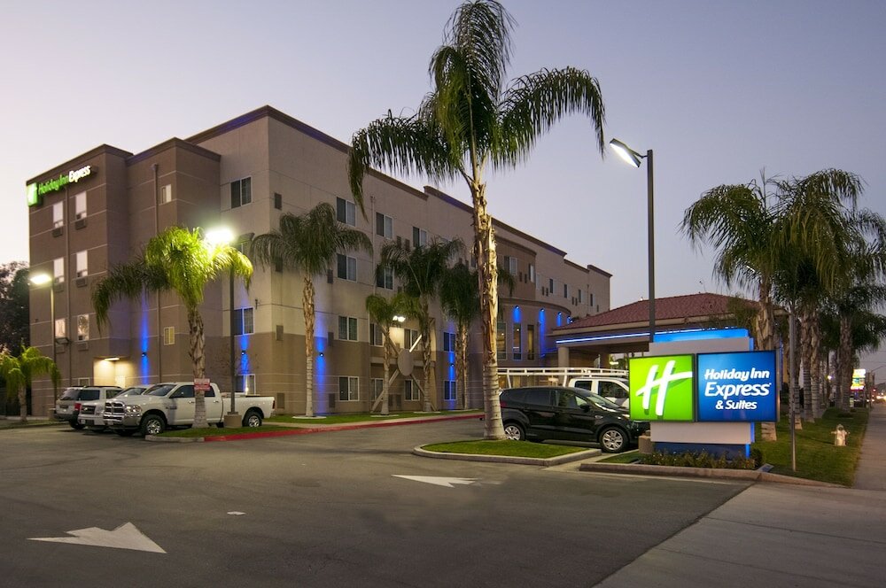 Фото Holiday Inn Express and Suites Bakersfield Central, an Ihg Hotel