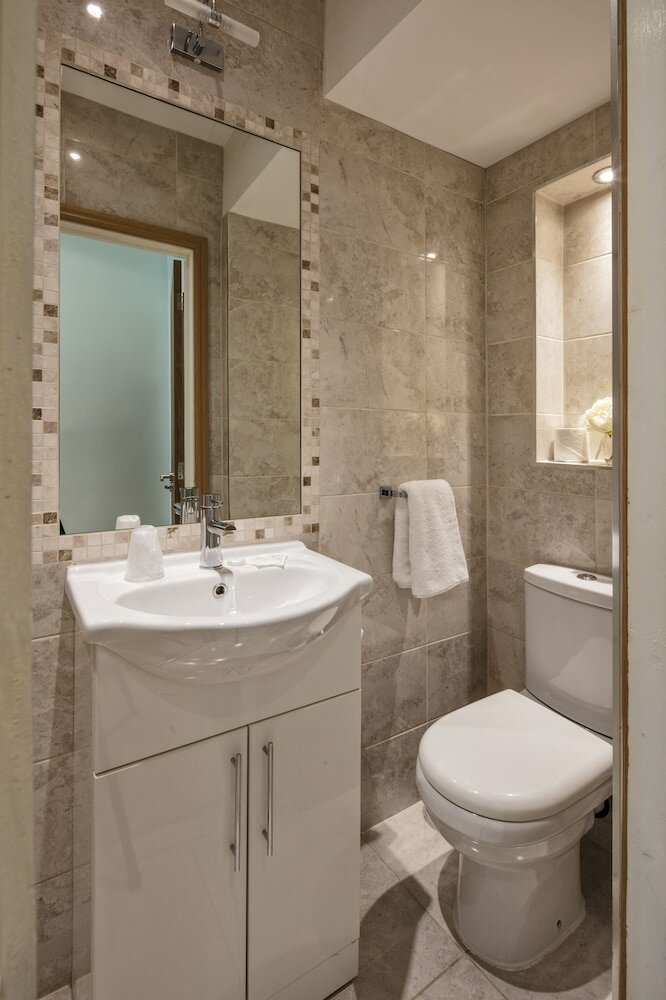 Фото Lancaster Court Hotel