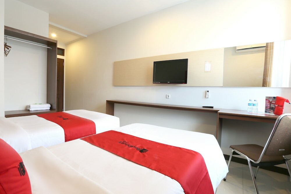 Фото RedDoorz Near Braga Street