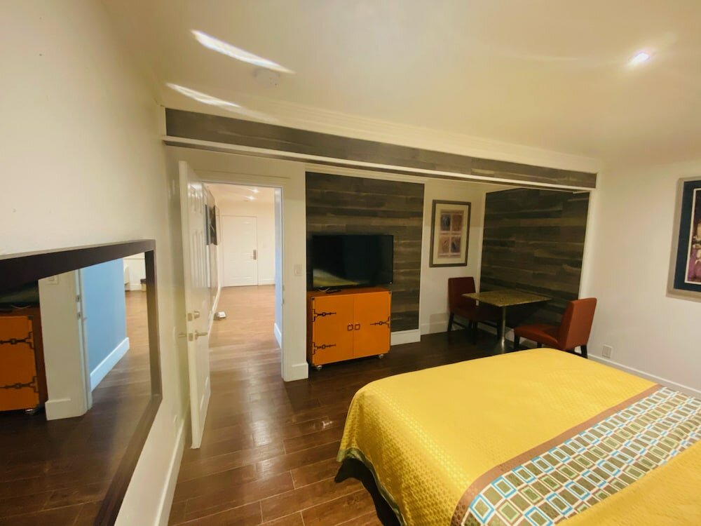 Фото Casa Blanca Inn & Suites