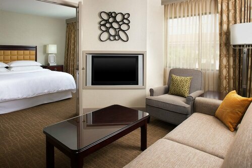 Гостиница Sheraton Suites Orlando Airport в Орландо