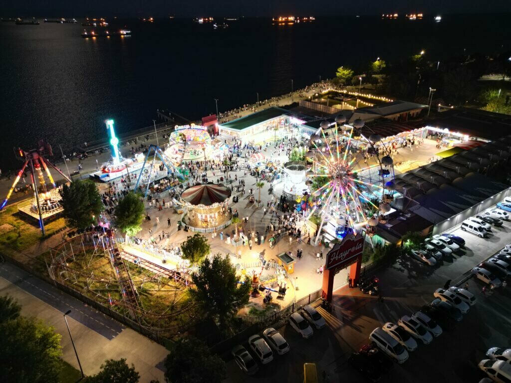 Amusement park Hayrola Lunapark, Istanbul, photo
