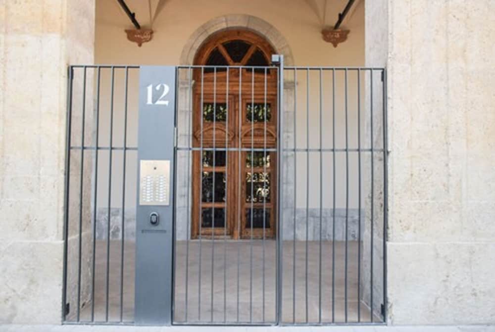 Фото Port Plaza Apartments