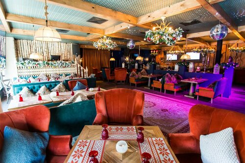 Lateksdagi katta kokraklar bilan