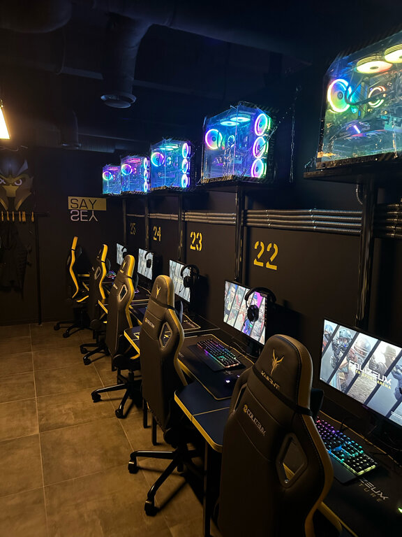 современный компьютерный клуб с игровыми креслами