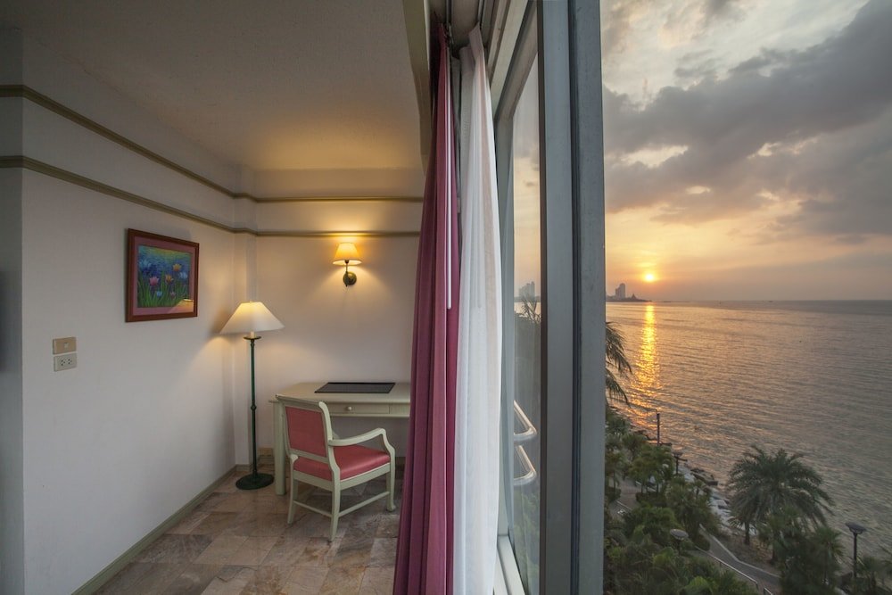 Фото Cholchan Pattaya Beach Resort