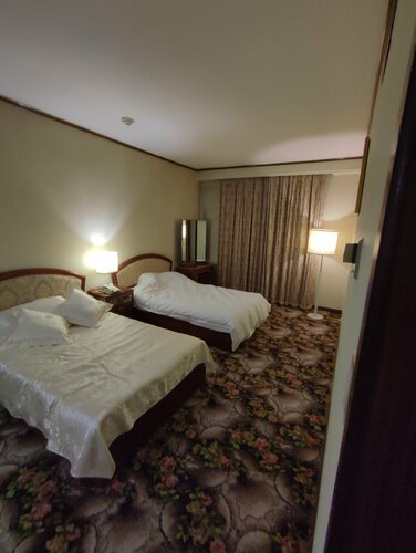 Хатшы жұмыста трахает алады (порно онлайн)