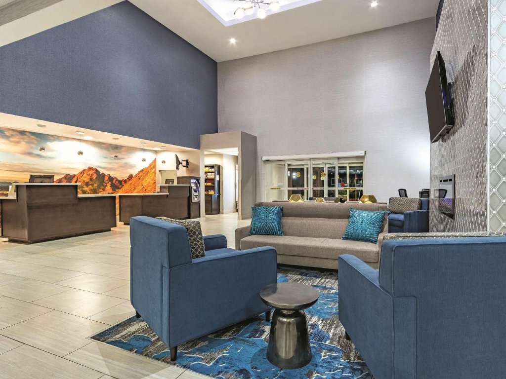 Фото La Quinta Inn & Suites by Wyndham Phoenix I-10 West