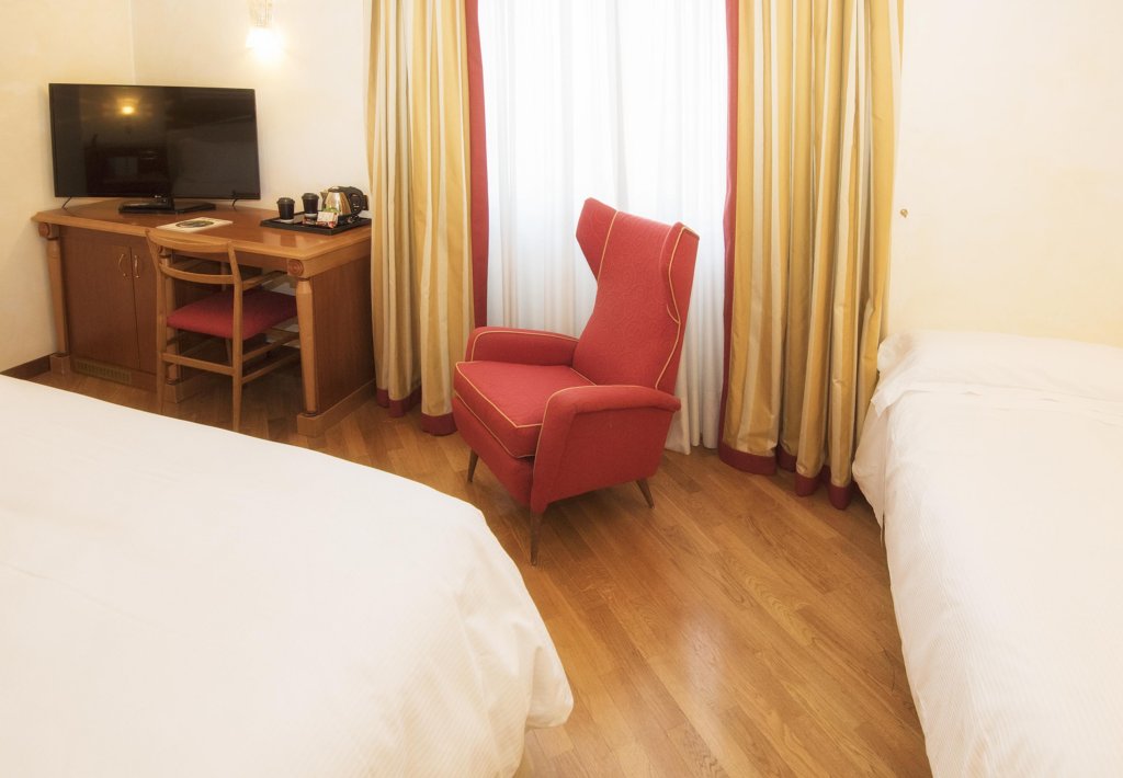 Фото Renaissance Naples Hotel Mediterraneo