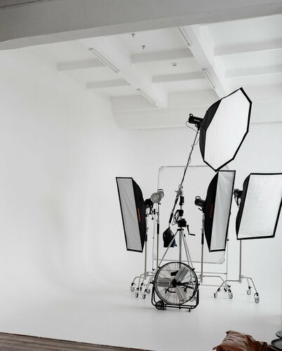 Аққұбалар қара мини колготкиде мастурбация жасайды