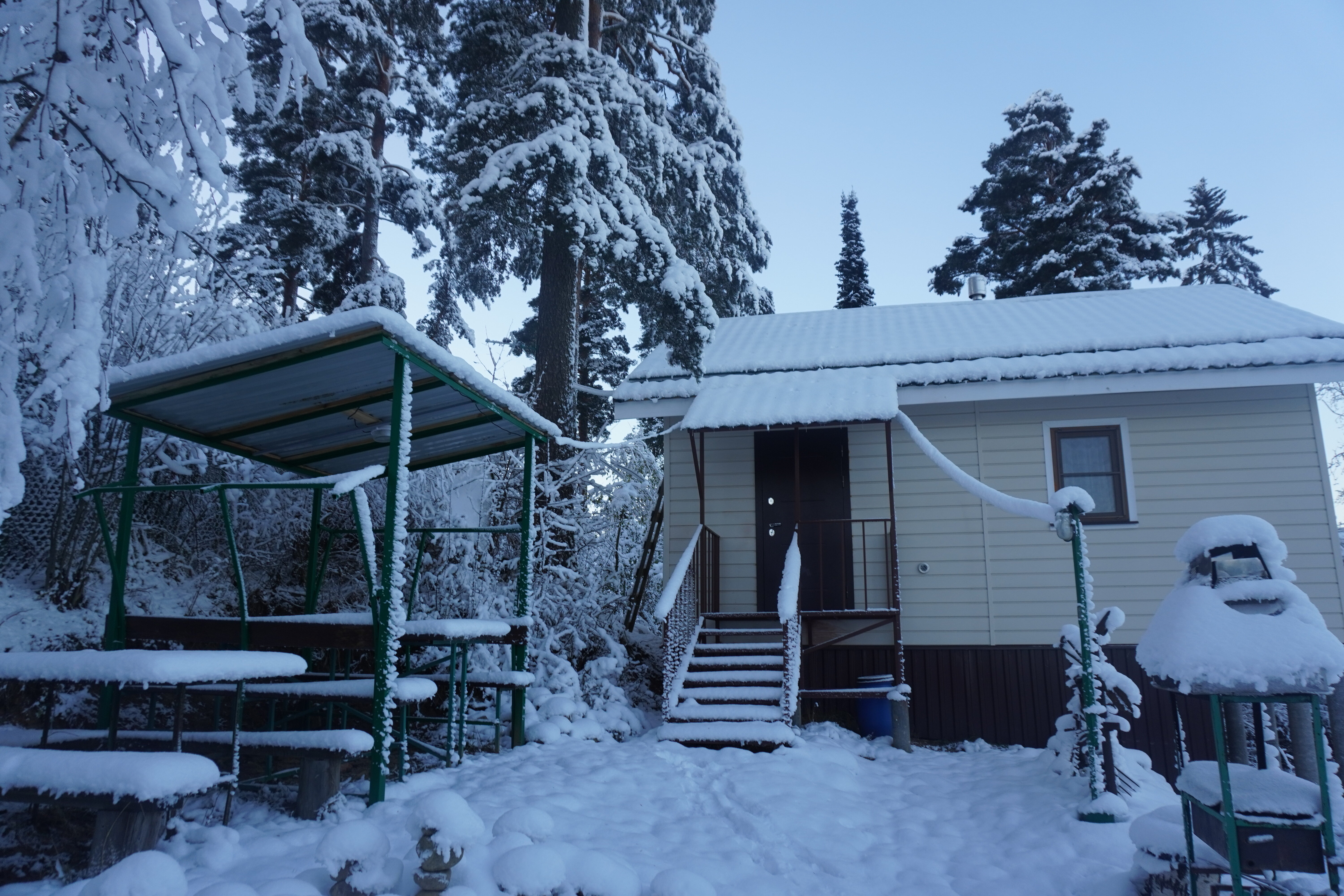 Фото Домик на горке