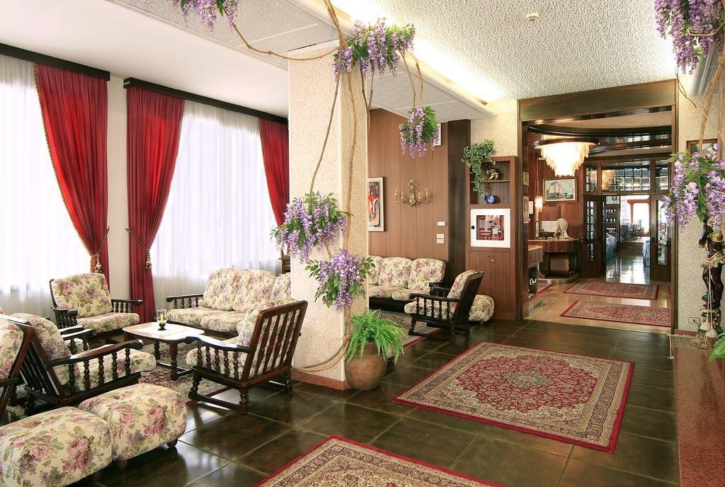 Фото Hotel Majestic