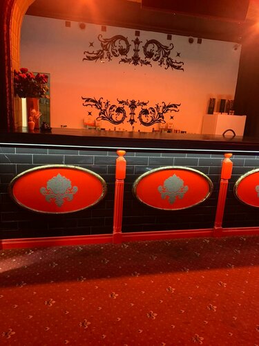 Порнографиялық қалыңдықты күйеу жігіттің достары зорлаған.