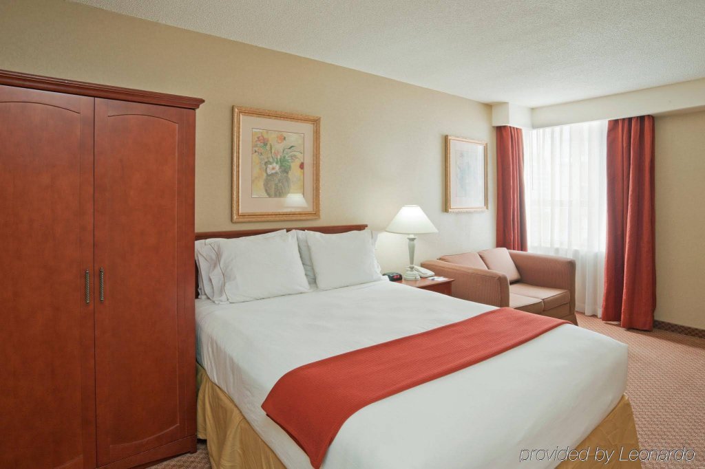 Фото Holiday Inn Express Toronto - Downtown, an Ihg Hotel