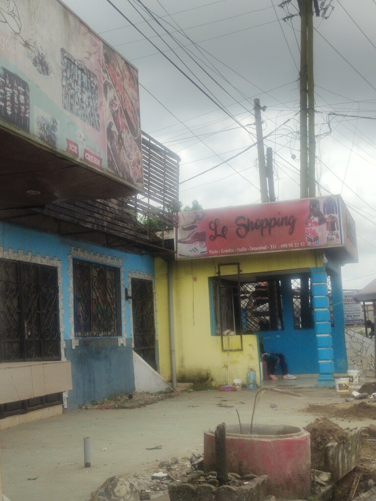 Clothing store Le shopping, Douala, photo