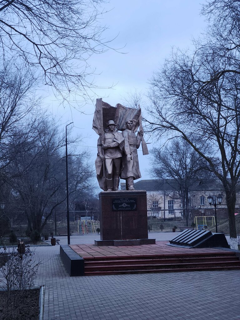 Памятник, мемориал Воинам-землякам, погибшим в годы Великой Отечественной войны 1941-1945 гг., Кизляр, фото