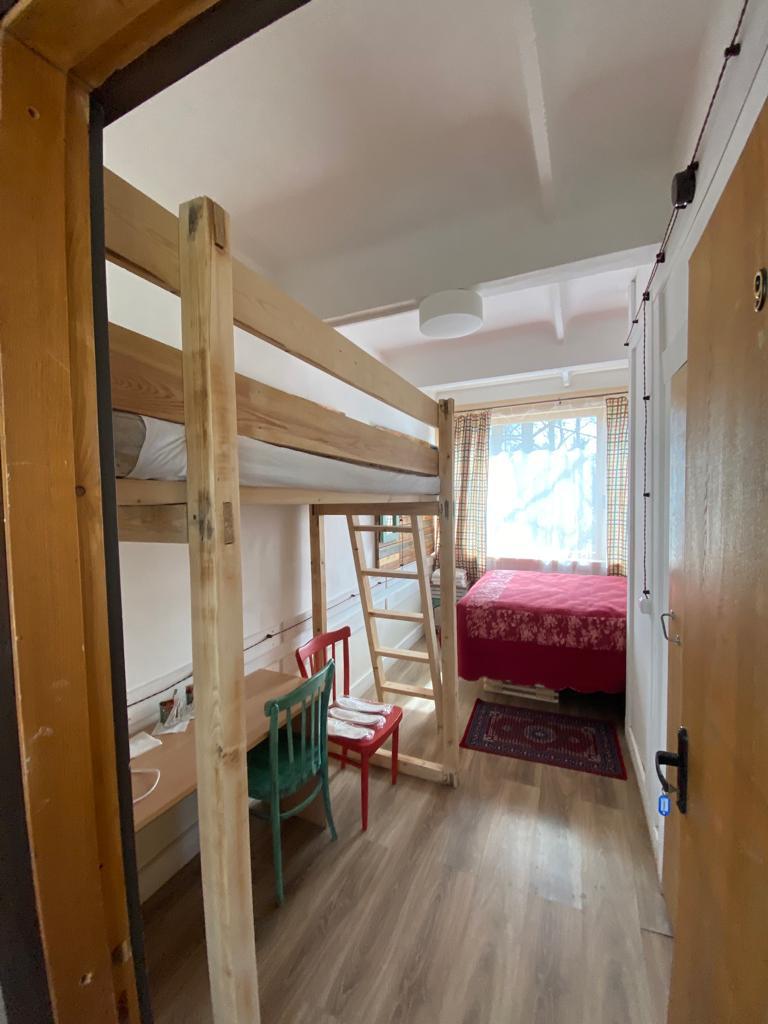 Фото Каморка с Лежанкой у окна