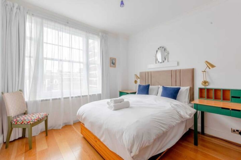 Фото Central and Spacious 2 Bedroom Flat in Kensington