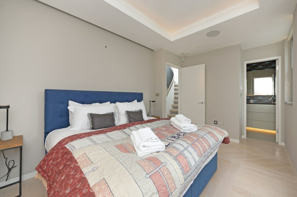 Фото Amazing South Kensington Mews House by Underthedoormat