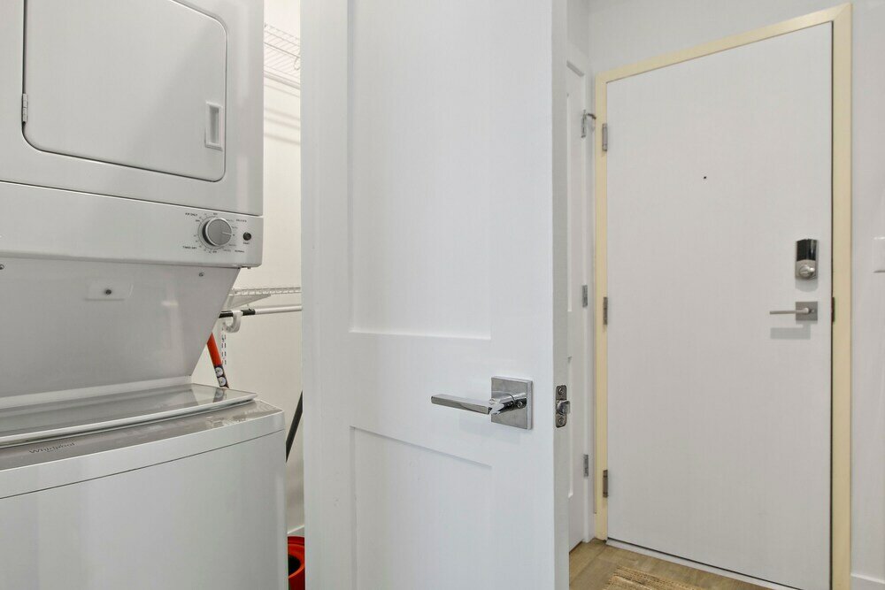 Фото Minimalist Design Studio Apt in Uptown