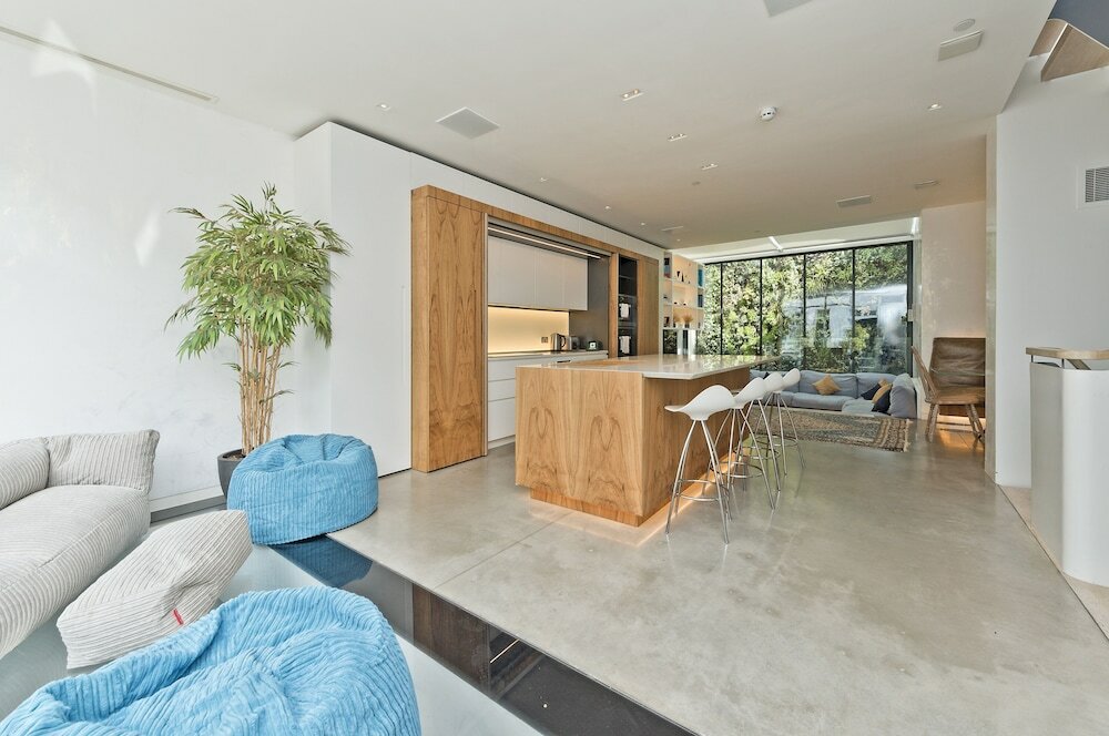 Фото Amazing South Kensington Mews House by Underthedoormat