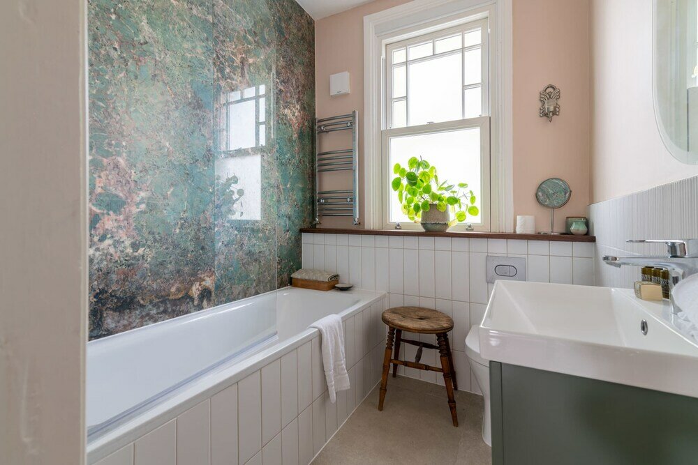 Фото Beautiful Three Bed Abode Near Dollis Hill