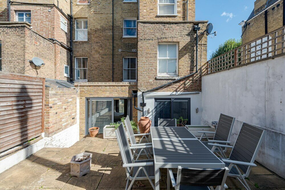 Фото Attractive Apartment With Private Patio in Fashionable Fulham by Underthedoormat