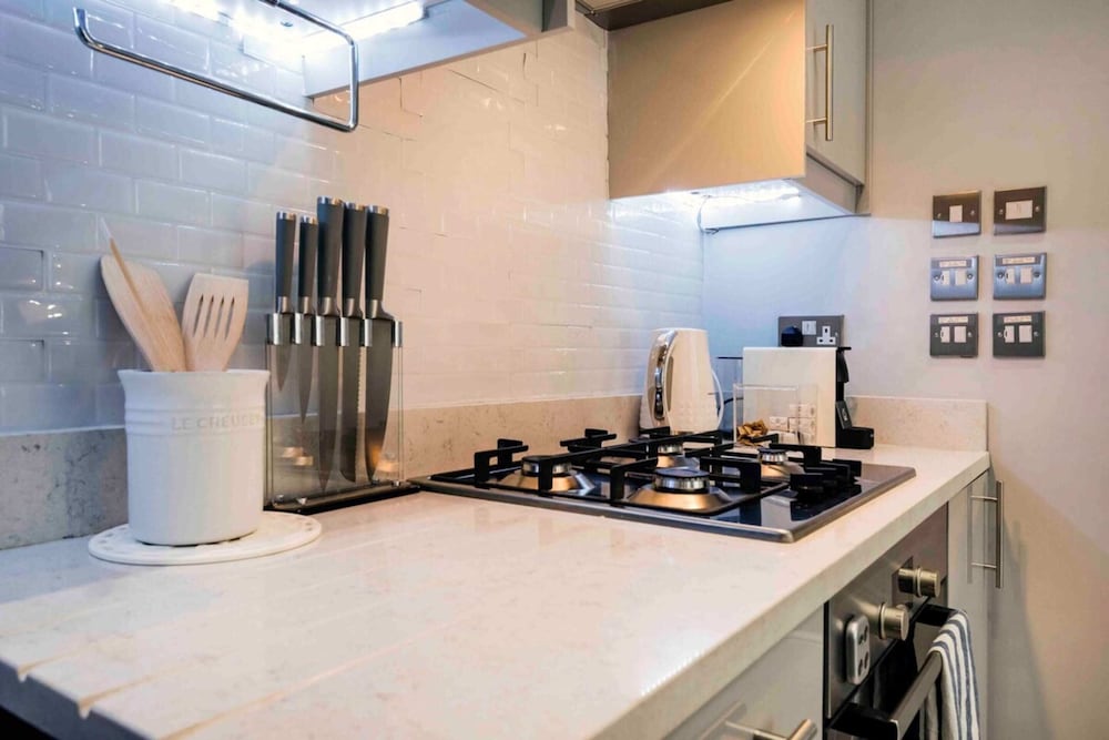 Фото Bright and Modern Bayswater Apartment