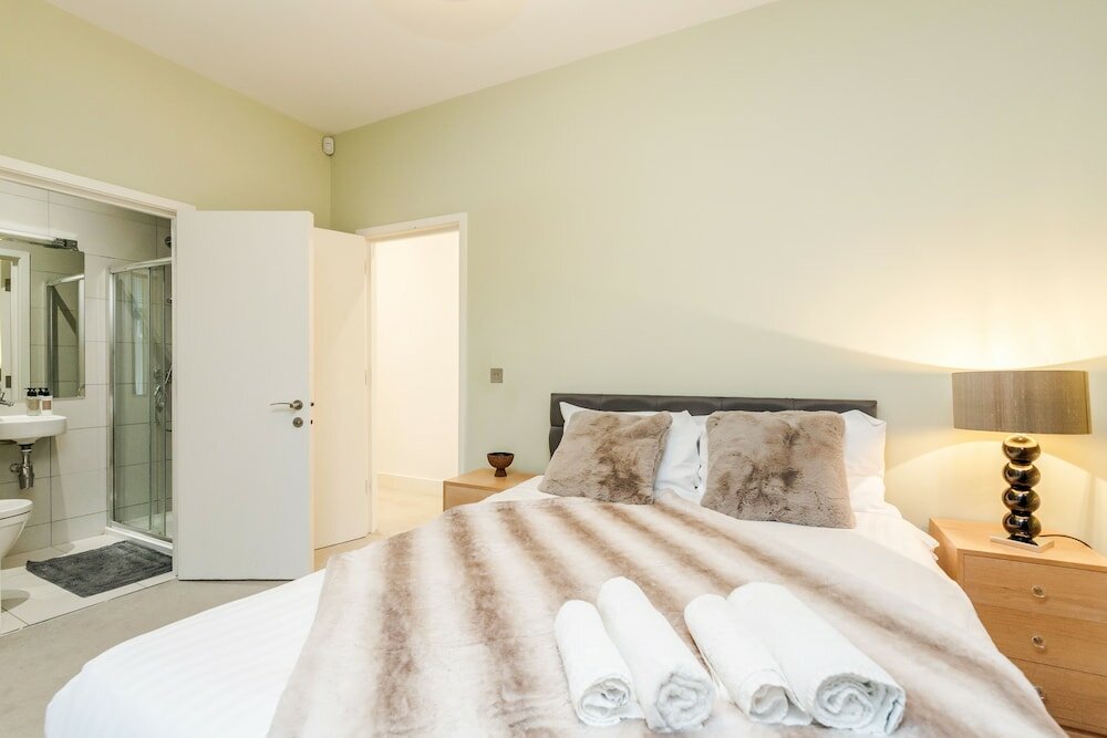 Фото Stylish 3 Bed 3 bath in Kens High St