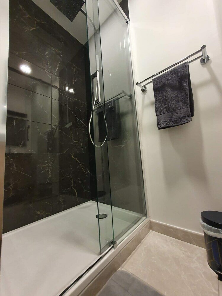 Фото La Forteresse Jacuzzi-Sauna