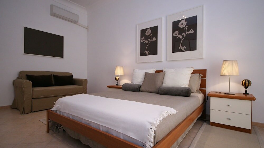 Фото Rental In Rome Red & White Apartment