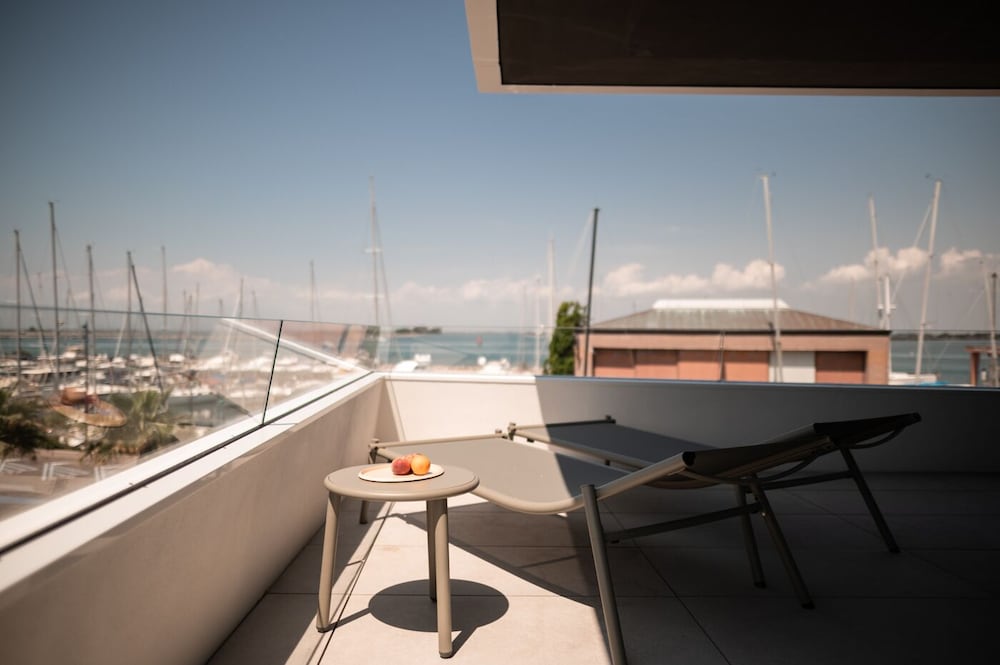 Фото Laguna Faro Suites - Adults Only & Free Beach