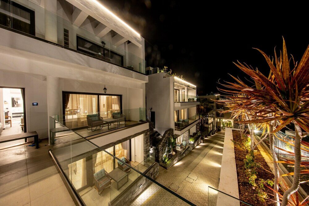 Фото Beach Walk Luxury Suites