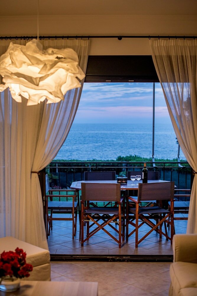 Фото Oikia Eleanthi - Beachfront Garden Home