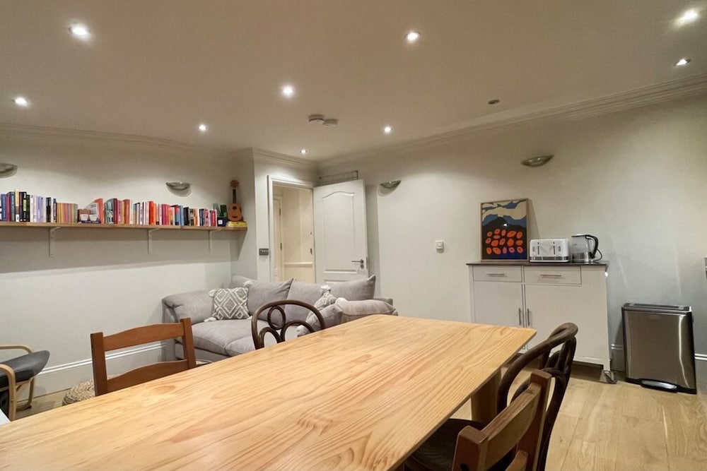 Фото Cute Top Floor Flat - Canonbury!