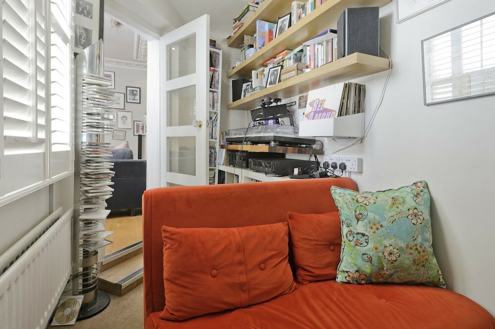 Фото Beautiful Battersea Home by Clapham Junction by UnderTheDoormat