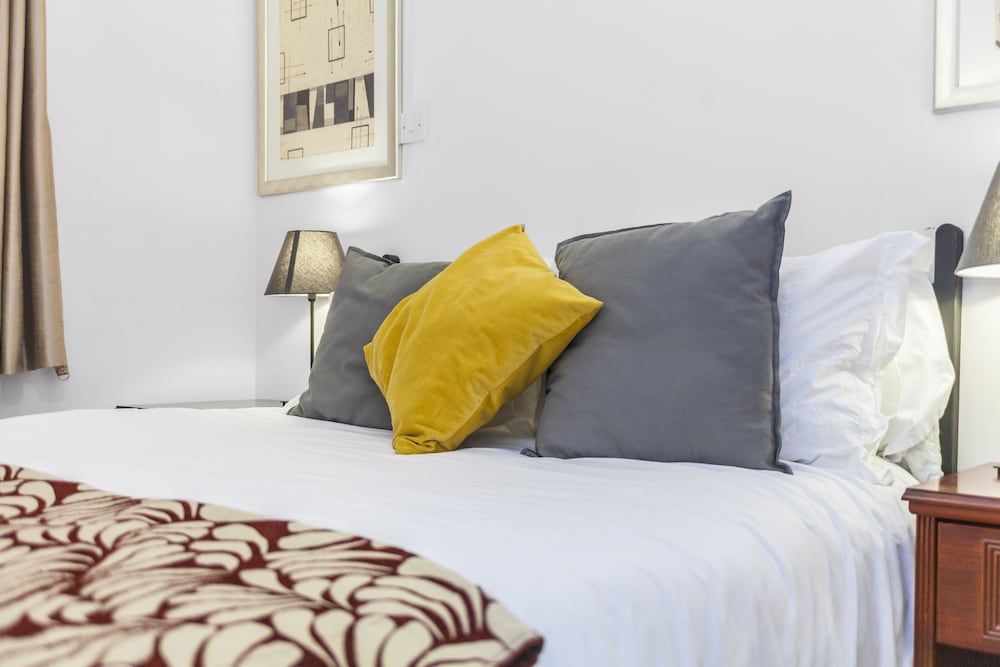 Фото Point West Apartments Gloucester Road