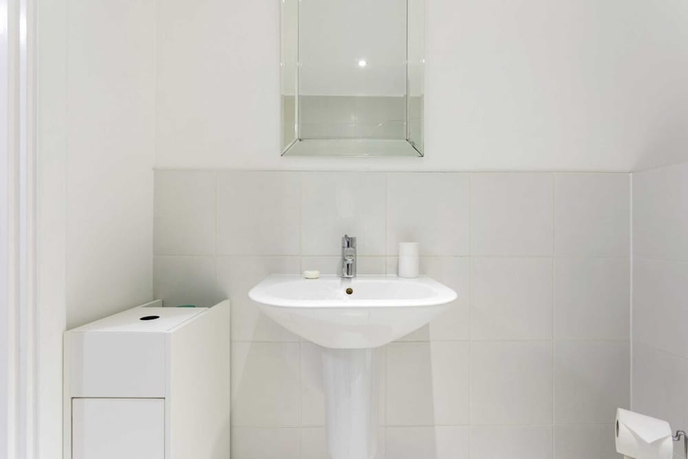 Фото Modern 1 Bedroom Apartment Near Canary Wharf With Balcony