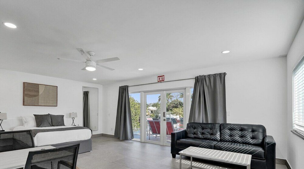 Фото 3-storey Home with Beautiful Lake View