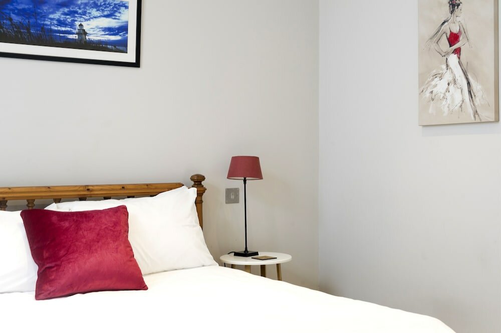 Фото Fulham 4-bed House & Garden Near Tube