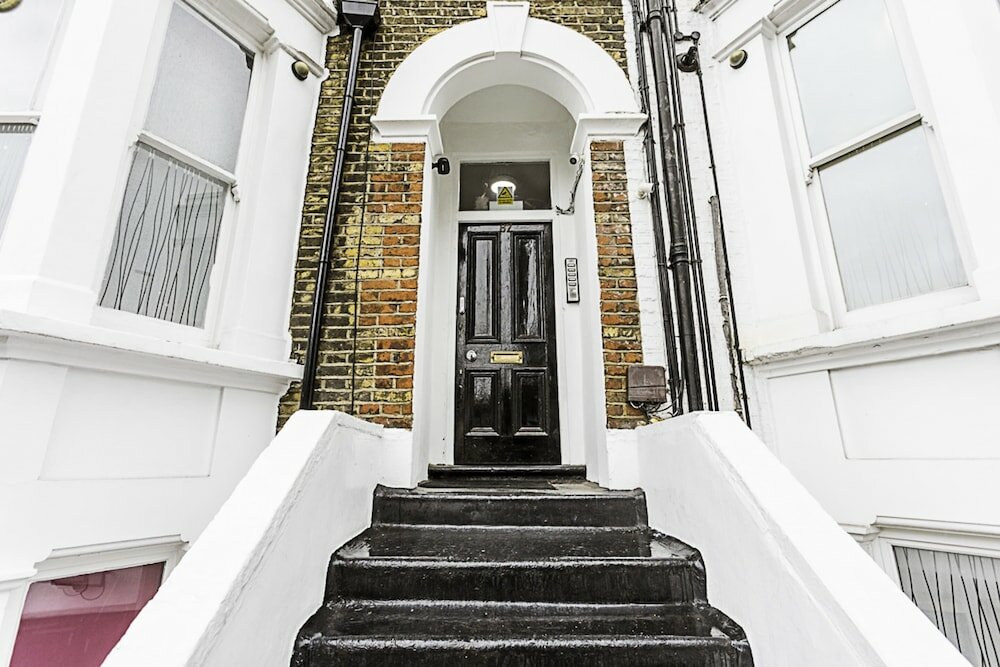 Фото Refurbished St. johns Hill Apartment