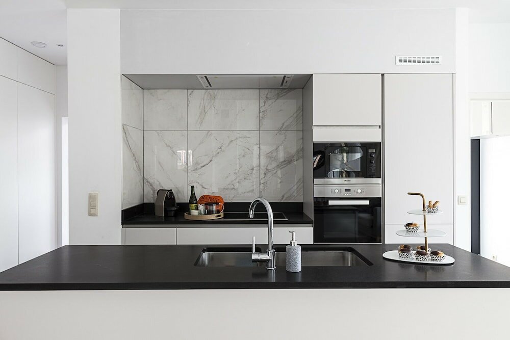 Фото Unit 1 - Stylish Smart Home with Private Parking