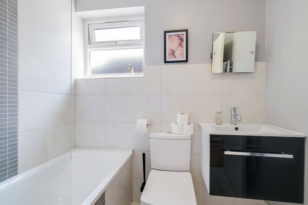 Фото Luxury 3 Bedroom 2 Bathroom House Fulham