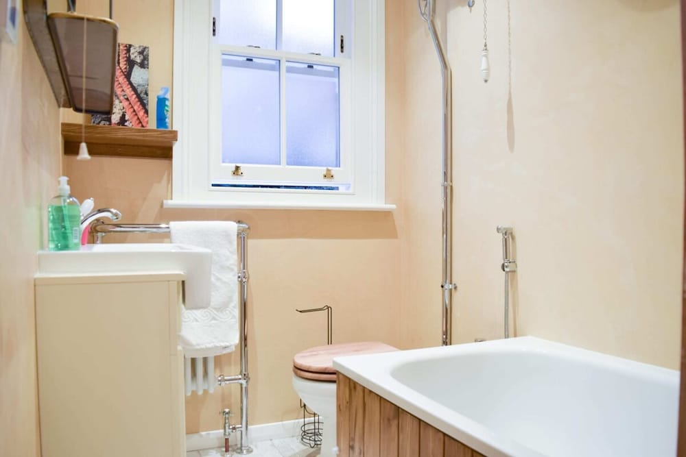 Фото Charming 3-bedroom Garden Flat In Edwardian Terrace