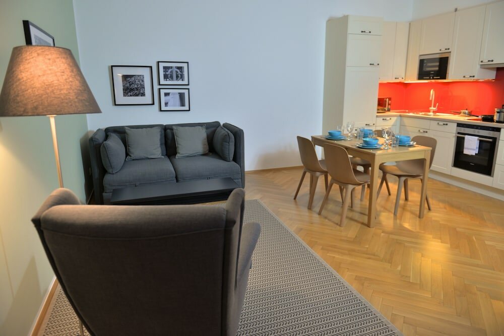 Фото Jimmy's Apartments Suites