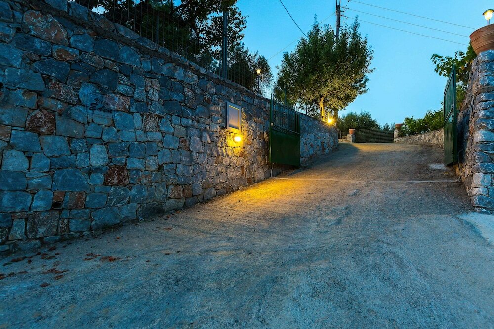 Фото Gorgeous Villa With Pool & Gardens