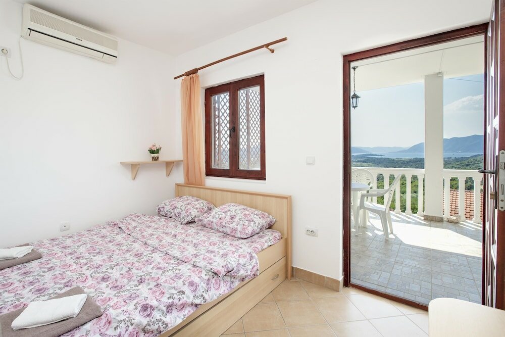 Фото Crystal Sky Apartments